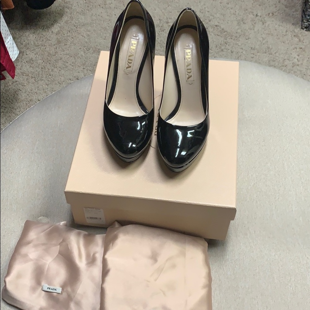 Prada Black Patent pumps size 37 - Picture 2 of 8